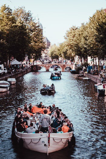 Luxusboot mit Bar an Bord auf einer Amsterdamer Gracht